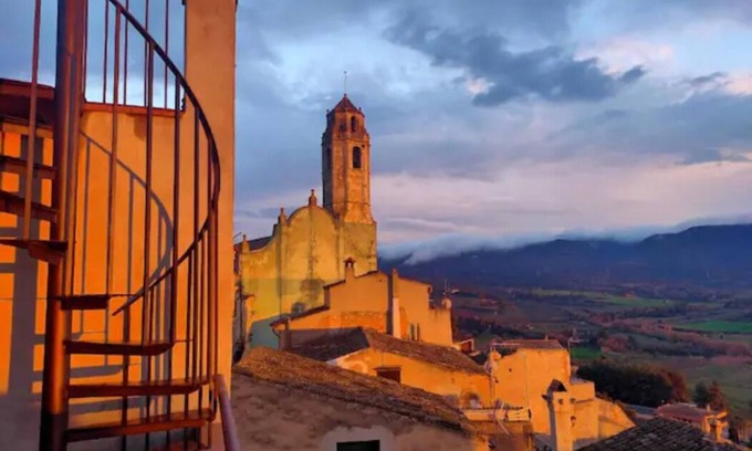 Barbera de la Conca House | Les Voltes II-3-Bedroom Gem in Hilltop Wine Village with Stunning Views