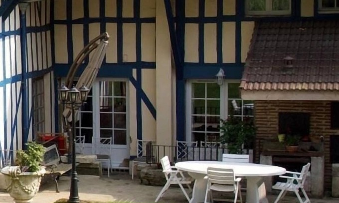 Thieblemont-Faremont Bed & Breakfast | Discover Les Wyllows: Family-Friendly Retreat with Hot Tub