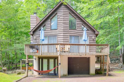 Greentown House | Family-Friendly Poconos Cabin - Steps from Lake Wallenpaupack!