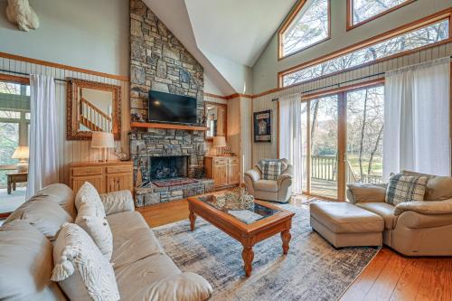Lake Toxaway House | Cozy Ford Mountain Retreat with Deck, Near Marina