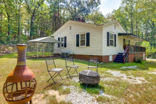 Greenville - Spartanburg House | Less Than 1 Mi to Paris Mtn State Park Retreat with Deck!