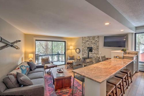 Park Forest Estates Apartment | Contemporary Breckenridge Condo Near Skiing with Spa Access