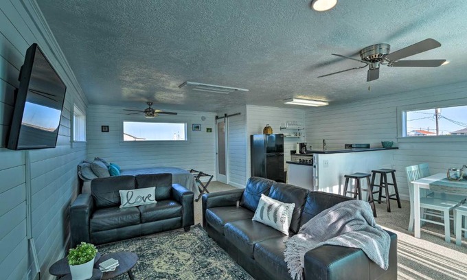 Surfside Beach Apartment | Inviting Cottage Just Steps from the Beach - Family-Friendly!