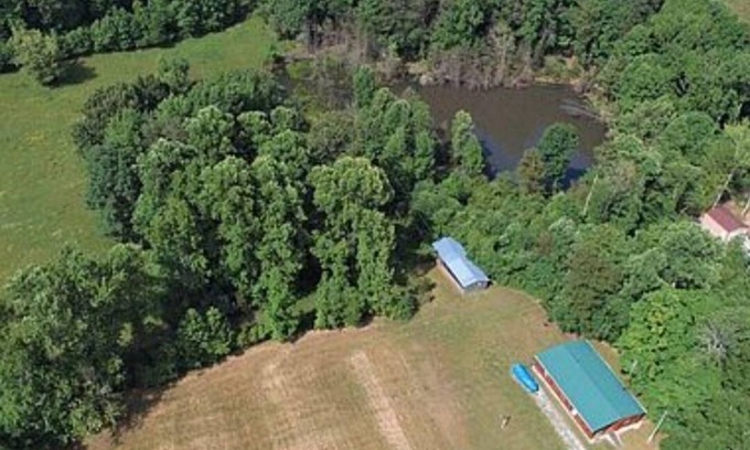 Frogue Cabin | Idyllic Retreat Near Dale Hollow State Park with Fishing Pond