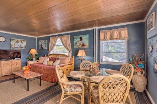 College Park Apartment | Inviting Lake Worth Oasis with Pool Near Golf & Swimming