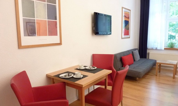 Oberbilk Apartment | Central and Quiet Lessing Apartment in Düsseldorf