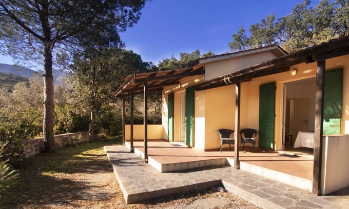 Campo nell'Elba Apartment | Discover LESUGHERE - Sughere Casetta: Pet-Friendly Retreat