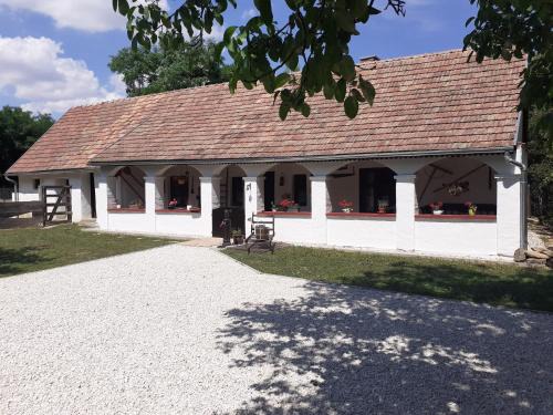 Kemenesmihalyfa House | Elegant Letűnt Idők Vendégház: Pet Friendly & Family Ready