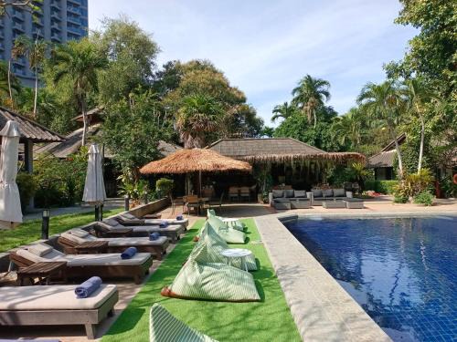 North Pattaya Hotel | Relax at Let's Hyde Pattaya Resort & Villas with Pool Cabanas
