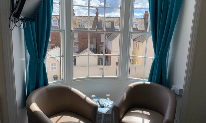 Weymouth House | Top-Rated Letchworth Guest House with Breakfast & Kitchen