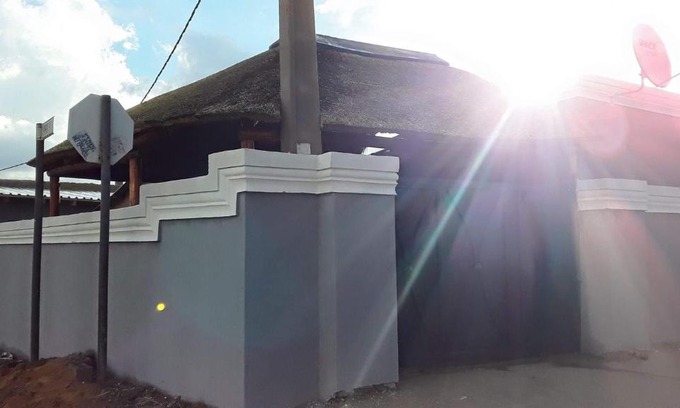Greater Johannesburg Metropolitan Area House | Budget-Friendly Lethabo Guest House with Family Amenities