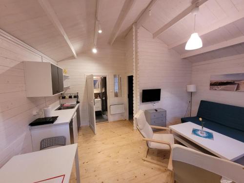 Ostrow Wielki Cabin | Pet-Friendly Letnisko BAJKA with Pool and Ocean Views