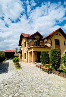 Tirgu Jiu Apartment | Highly Rated LETO House: Family-Friendly with Breakfast & Kitchen