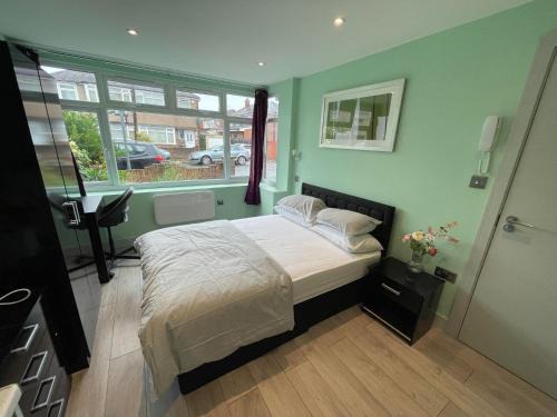 Pinkwell House | Convenient Letzi Private En-Suite Near Heathrow Airport T3