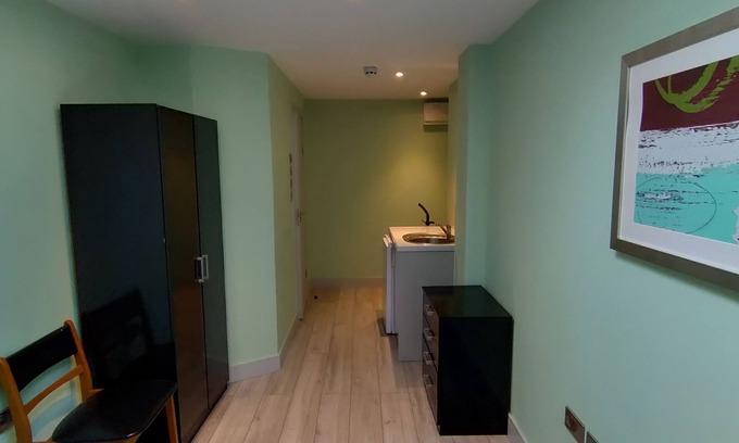 Pinkwell House | Cozy Letzi Private En-Suite Near Heathrow Airport T3