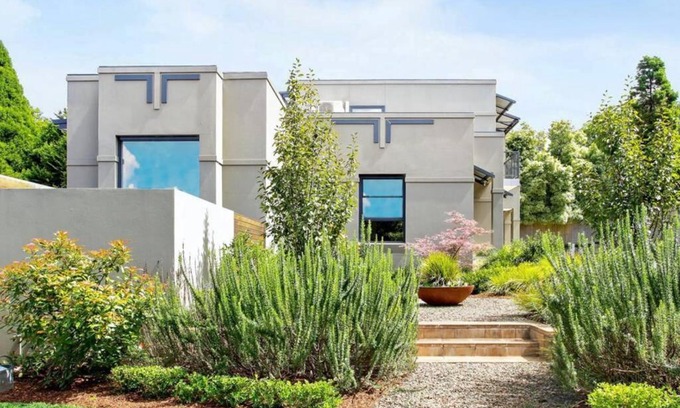 Leura Apartment | Inviting Leura Mall Townhouse: 4-Star Stay with Kitchen