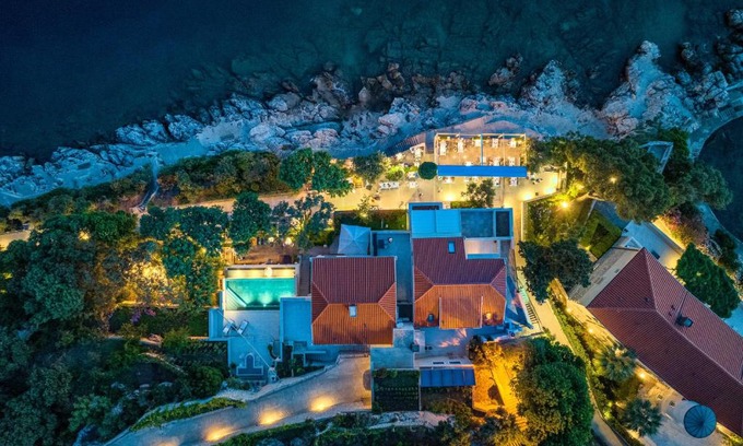 Babin Kuk Apartment | Exquisite Levanat: Oceanfront Luxury with Pool & Dining