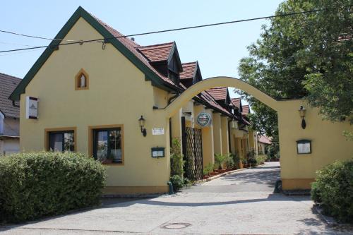 Kophaza Bed & Breakfast | Discover Levanda Panzió: 9/10 Rated, Pet Friendly Escape