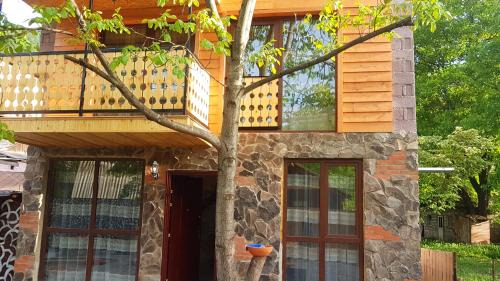 Akhali Ubani Apartment | Family-Friendly Levani's Cottage with Kitchen & High Ratings