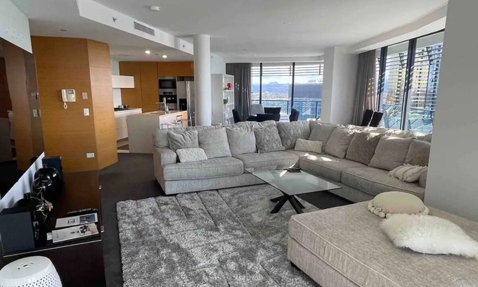 Broadbeach Apartment | Prime 4-Bed Broady Lux Oracle Sub Pent with Ocean View