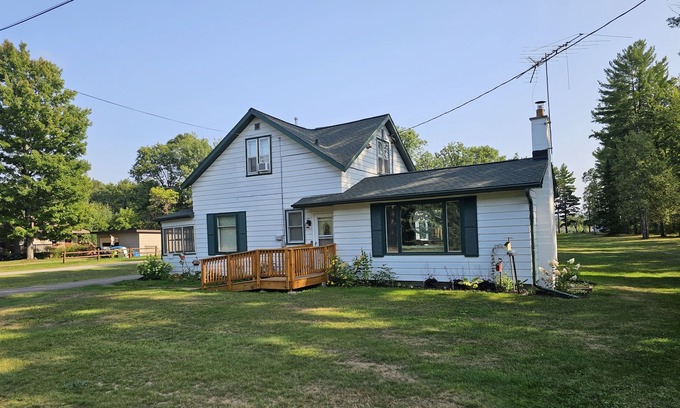 Tomahawk Cottage | Pet-Friendly Level Frontage Home with Fireplace & Pool
