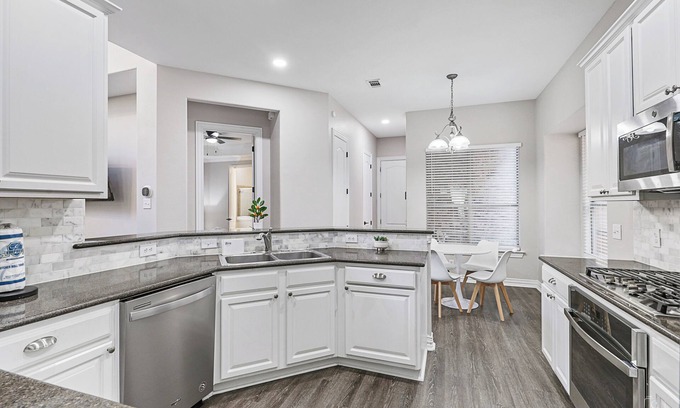 Lewisville House | Lewisville Retreat | 5BR Home