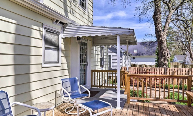 Lexington Cottage | Cozy Lexington Getaway with Backyard Deck Near UK
