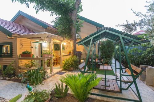 Yesod HaMa'ala Ski Chalet | Comfortable Leyad Hashmura Lodging with Family-Friendly Amenities