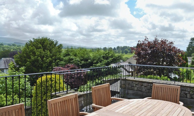 Kirkby Lonsdale Cottage | Ideal 3 Bedroom Getaway in Kirkby Lonsdale with Breakfast