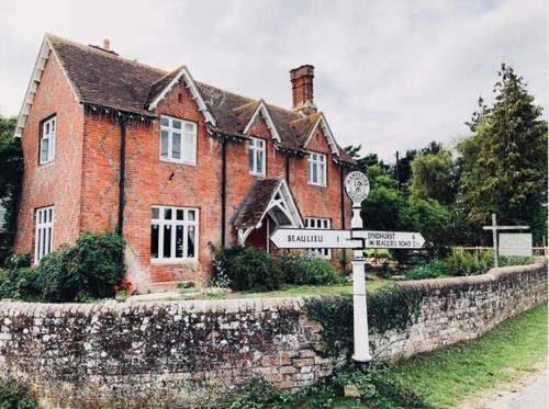 New Forest District Bed & Breakfast | Discover Leygreen Farmhouse: Pet-Friendly Retreat Rated 9.6