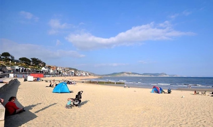 Lyme Regis Cottage | Family-Friendly Leys At Valley View Farm with Breakfast Included
