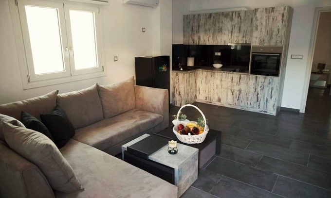 Agios Onoufrios Apartment | Guest Rated 10/10: Lf Suites with Kitchen & Breakfast