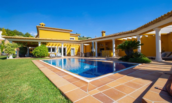 Empedrola Villa | Guest Rated 10/10: Elegant Villa with Ocean and Mountain Views