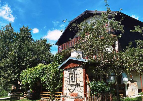 Donji Lapac House | Discover Ličke Noći: Perfect for Families and Pets