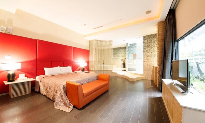 East District Hotel | Relax at LI-GIN Motel: Family-Friendly with Hot Tub Access