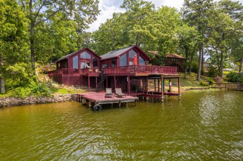 Rockwell House | Tranquil Liams Lodge: Panoramic Lake Views & Family-Friendly