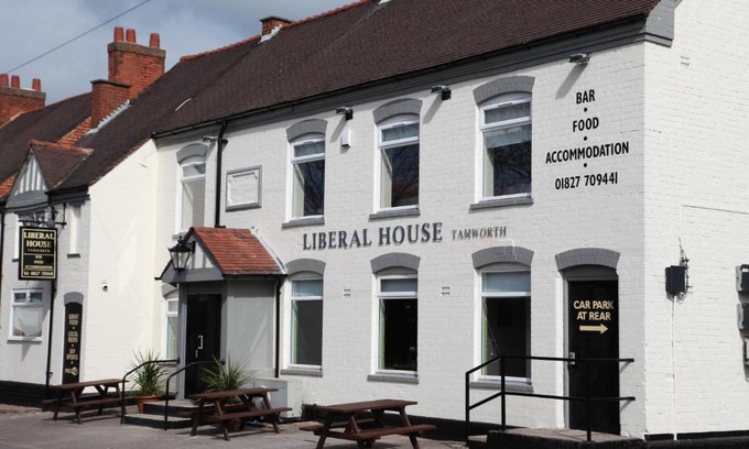 Tamworth Hotel | Discover Liberal House Tamworth: Pool, Dining & Family Fun