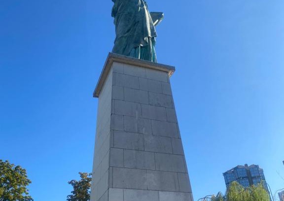 16th Arrondissement Apartment | Experience Liberté Ensoleillé: A Family-Friendly Getaway