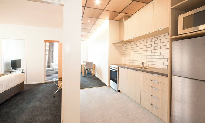 Te Aro Apartment | Cozy Liberty Apartment Hotel: Pet-Friendly with Breakfast