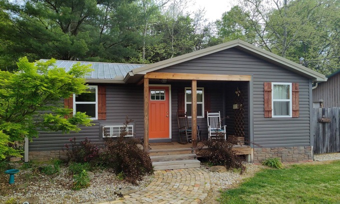 Stockdale Cottage | Liberty Retreat: Guest Rated 10/10 with Lake Views & Spa
