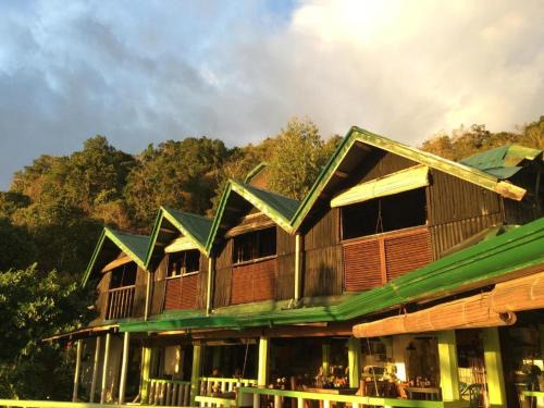 Dauin Hotel | Cozy Liberty's Community Lodge: Oceanfront Diving Retreat