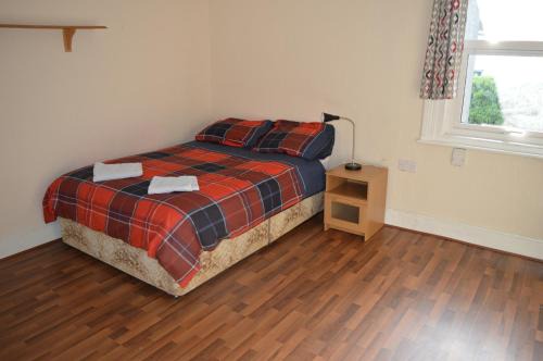 Phibsborough House | Cozy Library View Villa: Family-Friendly Getaway Awaits