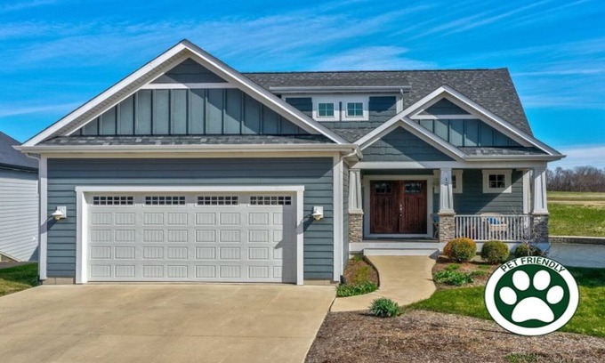 Ottawa House | License to Chill: Pet-Friendly Retreat with Ocean Views