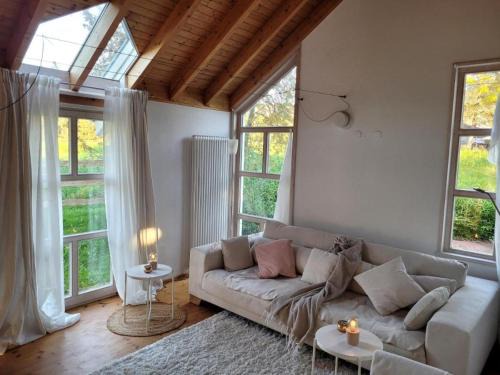 Gemarkung Stockhausen House | Bright Architect-Designed Home: Pet & Child Friendly Stay
