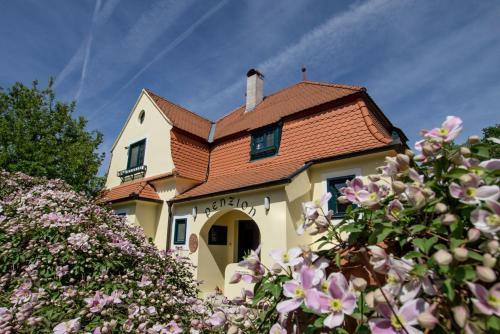 Lednice Apartment | Top-Rated Lichtenštejnské Domky with Hot Tub & Breakfast