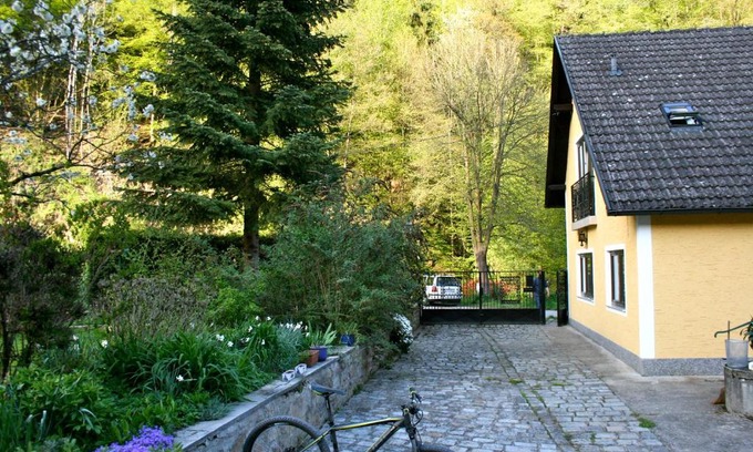 Emmersdorf an der Donau Apartment | Relax at Lichtlmühle: Hot Tub & Kitchen Amenities Await