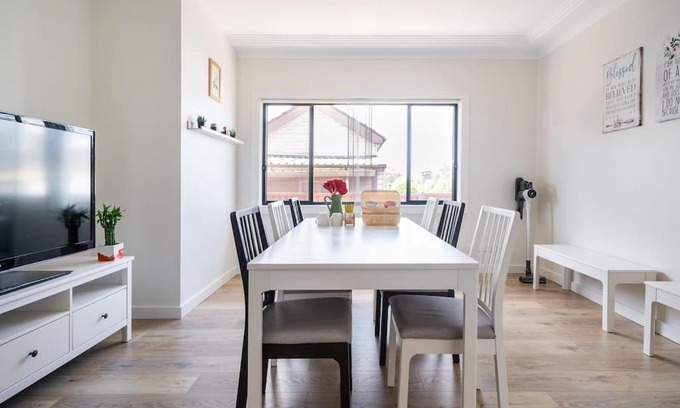 Lidcombe House | Family-Friendly Lidcombe Haven on Olympic with High Ratings