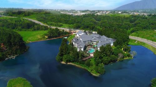 Cigombong Hotel | Discover Lido Lake Resort: Family-Friendly Comfort Awaits
