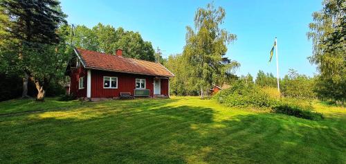 Kristinehamn House | Cozy Lidsbergs Torp i Ölme with Ocean View & Family Fun
