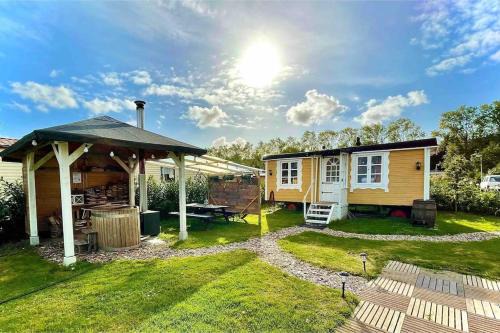 Luttelgeest House | Cozy Pipowagen with Hot Tub and Movie Projector Awaits